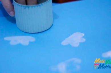 Vídeo mostra como brincar de carimbo de EVA usando materiais simples
