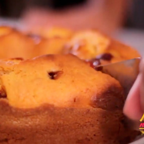 Vídeo mostra a produção de bolo de casca de mamão