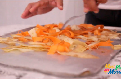 Vídeo mostra a produção de chips de casca de legumes