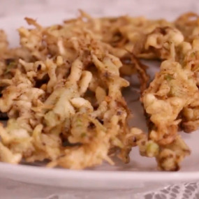 Vídeo mostra a produção de tempura de raiz de coentro