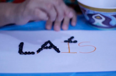 Vídeo mostra como brincar com feijões para contornar palavras