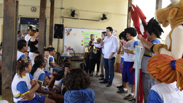 Crianças e adultos unidos para gincana inspirada na campanha Julho sem Plástico