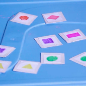 Vídeo mostra como brincar de jogo da memórias com materiais reaproveitados