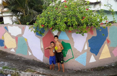 Crianças diante de muro colorido no Campo da União