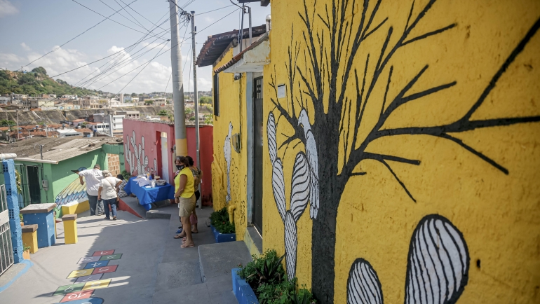 Foto mostra o bairro UR-10 colorido pelo Mais Vida nos Morros